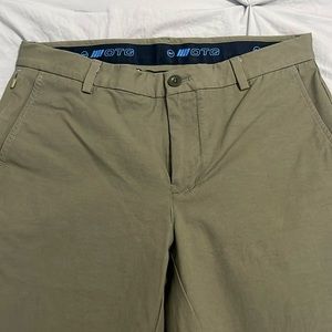 Vineyard vines on the go pants 30x32 EUC No rips, stains or tears.